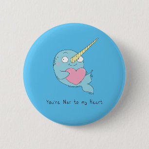 Narwhal Abrazando el corazón con el botón del día 