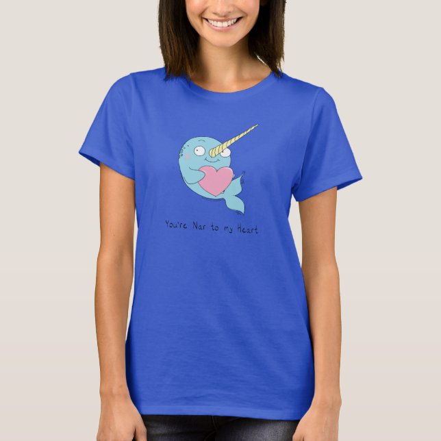 Narwhal abrazando una camiseta de mujeres del cora (Anverso)