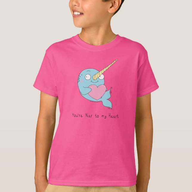 Narwhal abrazando una camiseta de niño de corazón (Anverso)