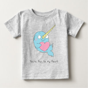 Narwhal abrazando una camiseta de un bebé corazón