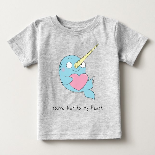 Narwhal abrazando una camiseta de un bebé corazón (Anverso)