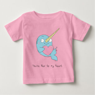 Narwhal abrazando una camiseta de un bebé corazón
