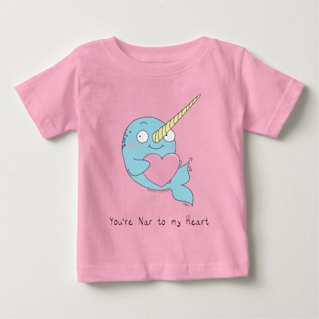 Narwhal abrazando una camiseta de un bebé corazón (Anverso)