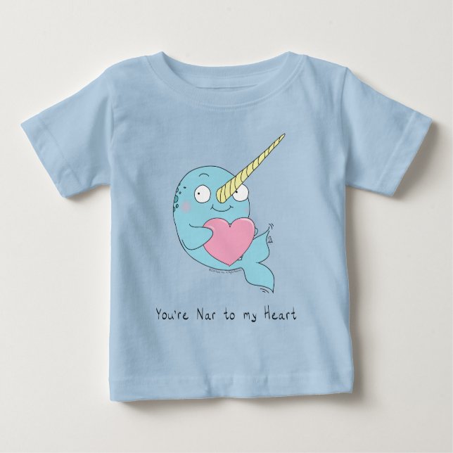 Narwhal abrazando una camiseta de un bebé corazón (Anverso)