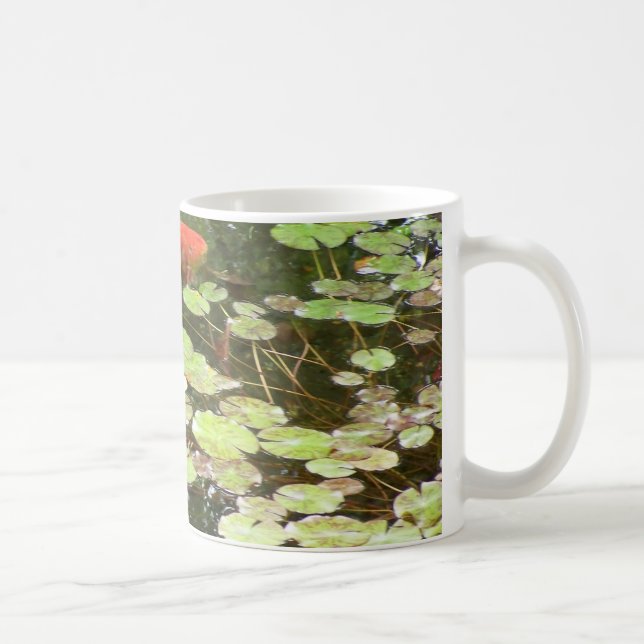 Natación de los pescados de Koi en taza de la (Derecha)