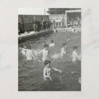 Natación de niños, aproximadamente postal 1920