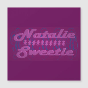 Natalie Sweetie color morado oscuro con texto