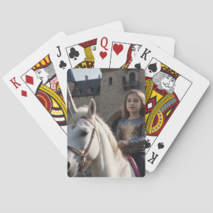 Natu Unicorn Jugando Cartas violeta
