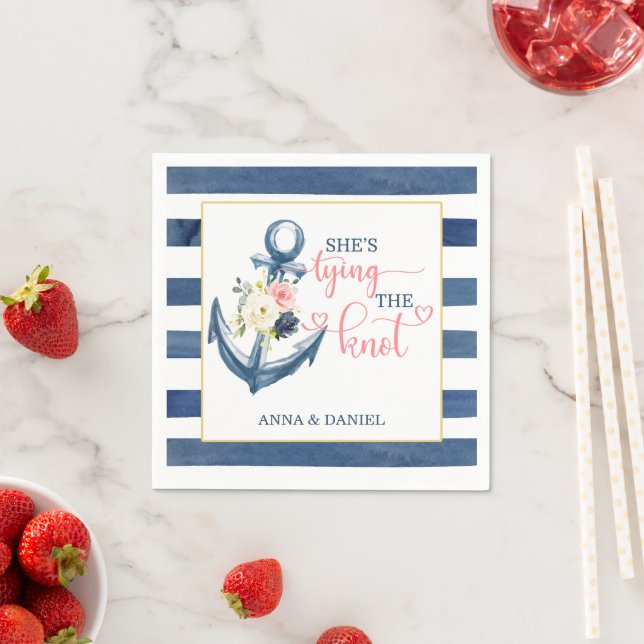 Náutica está atando la servilleta de ducha de novi (In situ)