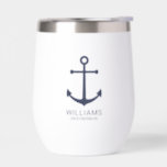 Nautical Navy Blue Anchor Personalizado Groomsmen<br><div class="desc">Moderno Ancla azul de la Marina Náutica Minimalista Groomsmen Thermal Wine Tumbler personalizado con ancla azul marino y nombre personalizado del groomsman con título en azul marino moderno sans serif estilo tipo de letra. También perfecto para el mejor hombre, padre de la novia, portador de anillo, criada de honor, chica...</div>