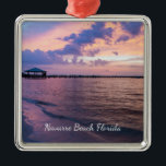 Navarre Beach Magic Hour Purple Sunset Ornamento<br><div class="desc">Un recuerdo de un recuerdo que muestra una foto de un camino impresionante para terminar el día en la playa. Tomé esta foto de una hora mágica justo después de la puesta del sol en Navarre Beach Florida, Estados Unidos. ¿Buscando más impresiones o productos? Siéntete libre de visitar mi tienda:...</div>