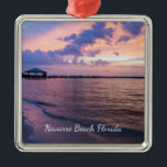 Navarre Beach Magic Hour Purple Sunset Ornamento<br><div class="desc">Un recuerdo de un recuerdo que muestra una foto de un camino impresionante para terminar el día en la playa. Tomé esta foto de una hora mágica justo después de la puesta del sol en Navarre Beach Florida, Estados Unidos. ¿Buscando más impresiones o productos? Siéntete libre de visitar mi tienda:...</div>