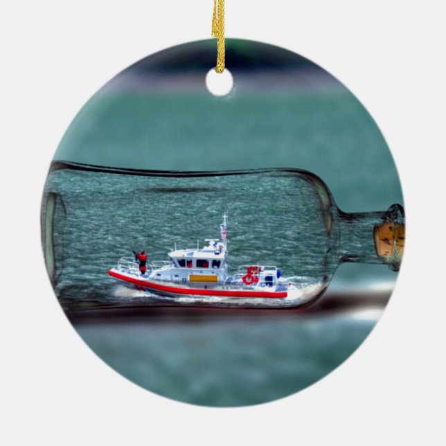 Nave en un ornamento decorativo del océano de la (Atrás)