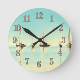 Navegando en un reloj de pared soleado