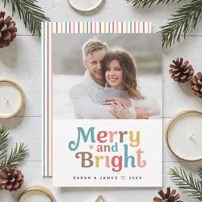 Navidad Alegre y Brillante Foto Moderna Colorida (Modern, fun Merry and bright typography colorful stripes for couple Christmas photo card.)