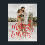 Navidad Casados y Alegres Foto Rojo Recién Casados<br><div class="desc">Haz una declaración impresionante esta temporada navideña con esta elegante tarjeta de vacaciones de 1 foto a sangre completa que presenta "casados y alegres" en una elegante tipografía roja. Perfecta para que la pareja recién casada la use como anuncio de boda o tarjeta de agradecimiento durante las fiestas. Agrega tus...</div>