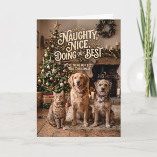 Navidad de mascotas traviesas y buenas haciendo lo