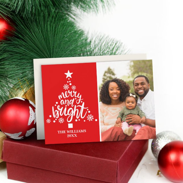 Navidad personalizada con foto moderna roja Alegre (Modern Red Merry & Bright Custom Photo Holiday Card
)