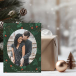 Navidades Aman Pareja Foto Verde Mistletoe Magnet<br><div class="desc">Los navidades besan y los deseos de vacaciones abundan con esta tarjeta magnética de patrón mistletoe festivo y romántico. Llena el óvalo clásico con tu foto favorita de pareja y añade tu mensaje de Navidad personalizado en blanco sobre el imán verde botánico.</div>