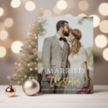 NAVIDADES CASADOS boda de guión oro invitación<br><div class="desc">diseño de tarjetas con una foto de la novia y el novio y elegante tipografía de pincel de oro. El texto y los colores se pueden personalizar.</div>