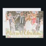 Navidades casados | Tarjeta fotográfica de vacacio<br><div class="desc">¡Esta elegante tarjeta de fotos de vacaciones es perfecta para los recién casados! El diseño incluye follaje rojo y verde bonito,  letras caligráficas doradas y espacio para tu foto boda favorita.</div>