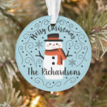Navidades Cute Snowman Ornamento cerámico<br><div class="desc">Un lindo muñeco de nieve Navidad con las palabras Feliz Navidad decora este adorno. Personalízalo con tu apellido. Un acento divertido para la temporada de Navidades. Diseñado para ti por Blackberry Boulevard.</div>