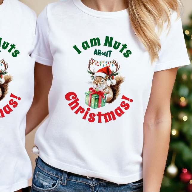 Navidades de ardilla iluminan camiseta para mujer (Funny Christmas Squirrel tshirt I am Nuts about Christmas custom text gift for her)