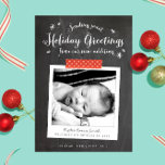 Navidades de Chalkboard Invitación para bebés<br><div class="desc">Una elección perfecta para los nuevos padres, esta tarjeta de vacaciones envía saludos de Navidad mientras muestra su dulce nueva adición en estilo rústico moderno con fondo de pizarra y marco de foto estilo acentuado con cinta de washi de polika rojo. Personalice la parte delantera con los detalles del nacimiento...</div>