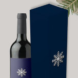 Navidades de copo de nieve Caja de regalo de vino<br><div class="desc">Eleva tus regalos de vacaciones con nuestra caja de regalo de vino Navidades de copo de nieve. El elegante diseño muestra un sofisticado copo metálico de nieve centrado en un rico fondo azul marino, capturando la esencia de la temporada festiva. Ya sea que esté presentando una excelente botella de vino...</div>