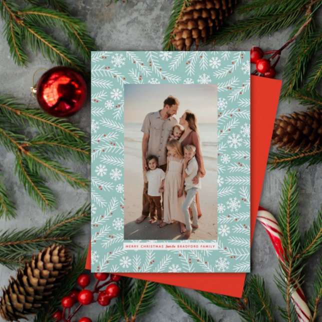 Navidades de festividades por tramas y copos de ni (a modern pattern of evergreen branches with berries and snowflakes frame one family photo)