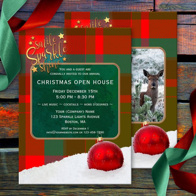Navidades de fotos personalizados Invitación de va (Christmas invitation featuring your photo framed by a festive plaid design and ornaments in snow)