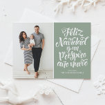 Navidades de guión de navidad verde sabio Feliz Na<br><div class="desc">Feliz Navidad y un próspero año nuevo! Envíe sus deseos de vacaciones a amigos y familiares con esta tarjeta de Navidades de personalizable. Esta tarjeta de Navidades española presenta caligrafía moderna. Personalice agregando sus detalles. Esta tarjeta de Navidades de fotos está disponible en otros colores y material de cartón. Los...</div>