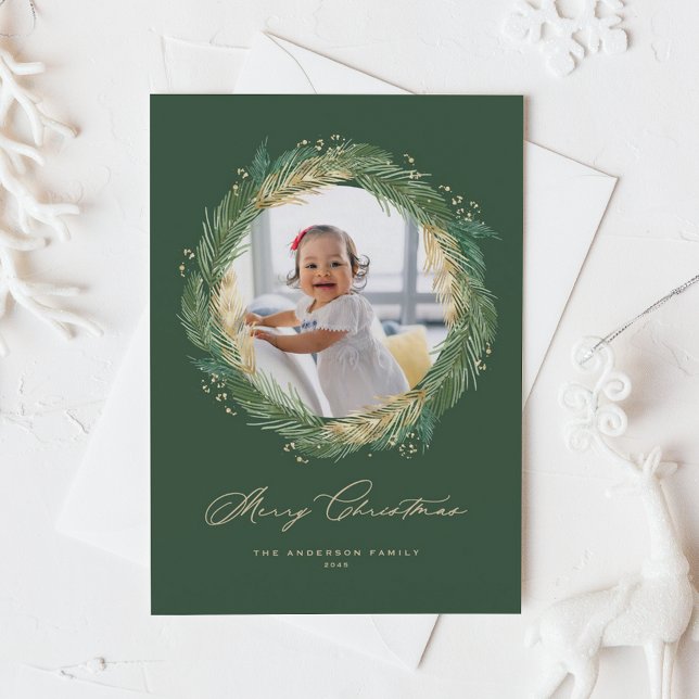 Navidades de guirnaldas de oro y pino verde foto (Faux Gold Foil Pine Needles Wreath Merry Christmas Photo Holiday Card)