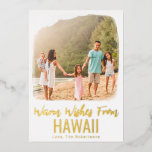 Navidades de Hawaii Photo Beach Tarjeta Relieve me<br><div class="desc">¡Envíe deseos de abrigo personalizados en esta tarjeta de Navidades de fotos de la playa desde su lugar favorito! ¿Quieres una tarjeta fotográfica familiar para las vacaciones que es divertida y festiva? Este verdadero Relieve metalizado dorado de diseño retro moderno funciona desde Hawái a Florida porque puedes personalizar la ubicación,...</div>