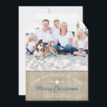 Navidades de países merry Tarjeta de foto de Burla<br><div class="desc">Casual y elegantemente rústico, este efecto burlap beige con elegante tipografía en blanco y azul prepara el escenario para una encantadora tarjeta de bienvenida con fotos de vacaciones rurales. Con la coordinación de los puntos azules debajo de la foto y que aparecen en una etiqueta con forma de tarjeta plana,...</div>