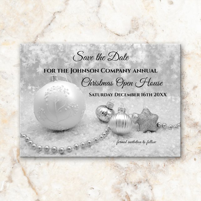 Navidades de plata abren la casa salven la tarjeta (Black and white Save the Date Christmas invitation, featuring silver Christmas baubles in the snow )