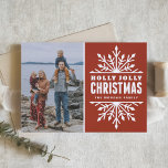 Navidades de Red Holly Jolly | Tarjeta fotográfica<br><div class="desc">Tarjeta fotográfica de vacaciones de personalizable con llamativos copos de nieve blancos sobre fondo rojo. Hay otros colores y artículos similares disponibles en mi tienda. "¡Holly Jolly Navidades!"</div>
