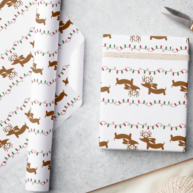 Navidades de reno de Dachshund regalan papel de en (Dachshund gift wrap for wiener dog lovers. Featuring our weendeer dachshund and Christmas lights.)