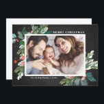 Navidades de Watercolor Hollies Chalkboard Foto<br><div class="desc">Envíe a sus seres queridos saludos de Navidad esta temporada con esta rústica tarjeta plana de fotos horizontal de Navidades. Tiene acuarelas, falsos acentos de Relieve metalizado dorado, un patrón festivo a juego, un fondo de tipografía falso y una tipografía moderna. Los textos son totalmente editables. Personalice esta tarjeta de...</div>