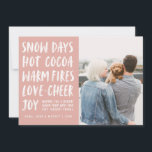 Navidades del Día de la Nieve con tarjeta fotográf<br><div class="desc">Esta tarjeta de Navidades con foto única incluye una lista de deseos para un divertido día de nieve y vacaciones de invierno con letras blancas en un fondo rosa rubor. La parte posterior de la tarjeta presenta un patrón de copos de nieve blanco y rosa dulce. Pegatinas de correspondencia, forros...</div>