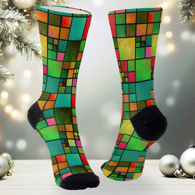Navidades divertidos con calcetines de patrón de v (Artistic Christmas socks featuring a fun abstract geometric leaded glass pattern in green and red)