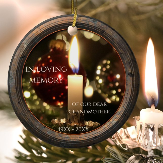 Navidades en memoria de las velas Ornamento cerámi (Memorial Christmas ornament featuring an image of a candle with sparkling lights and rustic metal)