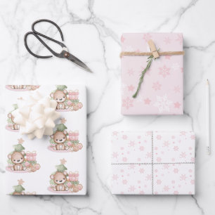 Navidades escuetos envolviendo hojas de papel