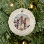 Navidades familiares Foto de ornamento cerámico de<br><div class="desc">Tu foto favorita sobre hojas blancas, bayas y puntos en CUALQUIER fondo COLOR (mostramos marfil), este adorno navideño personalizado hace un regalo memorable para la familia y amigos o crea para ti mismo - ¡grandes favores de fiesta también! CONSEJO: Subir una foto de alta resolución recortada en forma cuadrada. MÁS...</div>