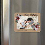 Navidades florales de vacaciones - imán fotográfic<br><div class="desc">Tarjetas de fotos de vacaciones magnéticas personalizado con plantillas simples para la personalización. Este diseño festivo presenta un elegante borde floral de acuarela en tonos rojos, verdes y burdeos sobre un fondo de imitación kraft. El texto dice "Feliz Navidad" en un moderno tipo de letra de escritura caligráfica. Personalízalo con...</div>