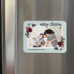 Navidades florales de vacaciones - imán fotográfic<br><div class="desc">Tarjetas de fotos de vacaciones magnéticas personalizado con plantillas simples para la personalización. Este diseño festivo presenta un elegante borde floral acuático de colores rojo, verde y burdeos sobre un fondo de menta. El texto dice "Feliz Navidad" en un moderno tipo de letra de escritura caligráfica. Personalízalo con tus fotos,...</div>