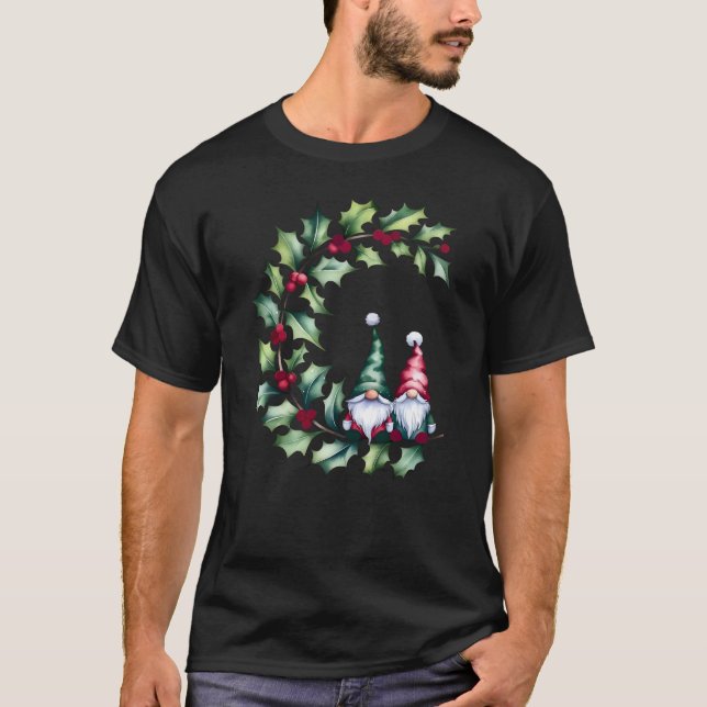 Navidades Gnomes On Holly Berry Twig camiseta (Anverso)