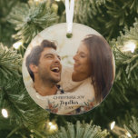 Navidades Júbilo Juntos Ornamento de Pareja Vidrio<br><div class="desc">Navidades Alegran Juntos Ornamento De Pareja De Vidrio. Este adorno de Navidad personalizado de la pareja de fotos es una manera sincera de celebrar tu amor durante las vacaciones. Adorada con tu foto de parejas famosas, crea un recuerdo atemporal. Perfecto para colgar en el árbol o para regalar a una...</div>