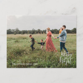 Navidades merry y brillantes tipografía postal