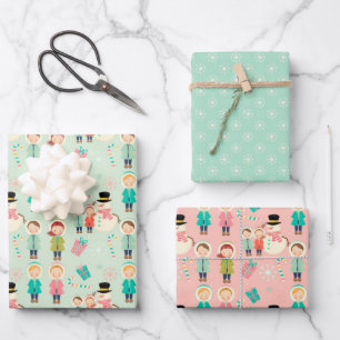 Navidades niños envolviendo papel